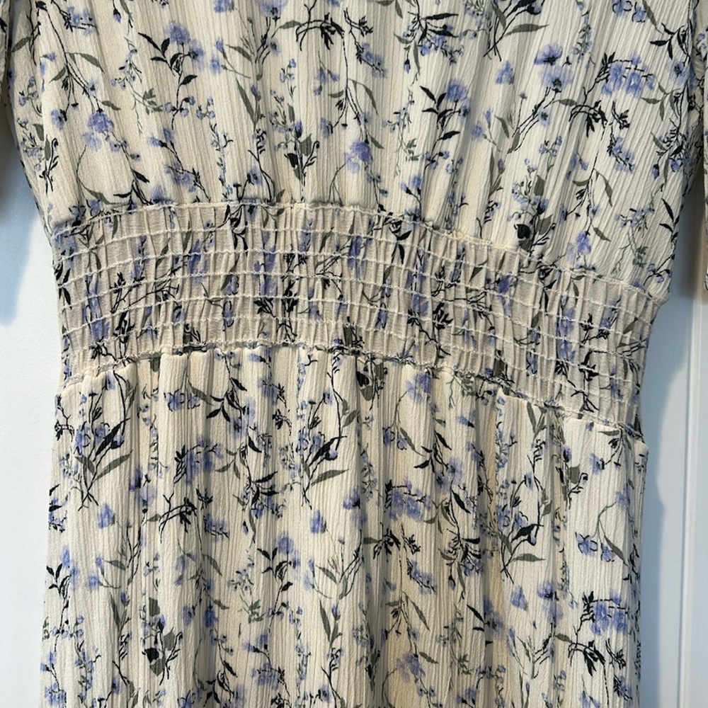 Gilli Off White Blue Floral Smocked Waist Dress - Picture 4 of 8
